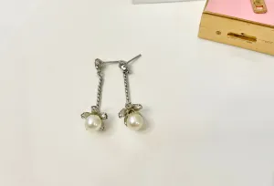 1960's pearl drop earrings.... so delicate!