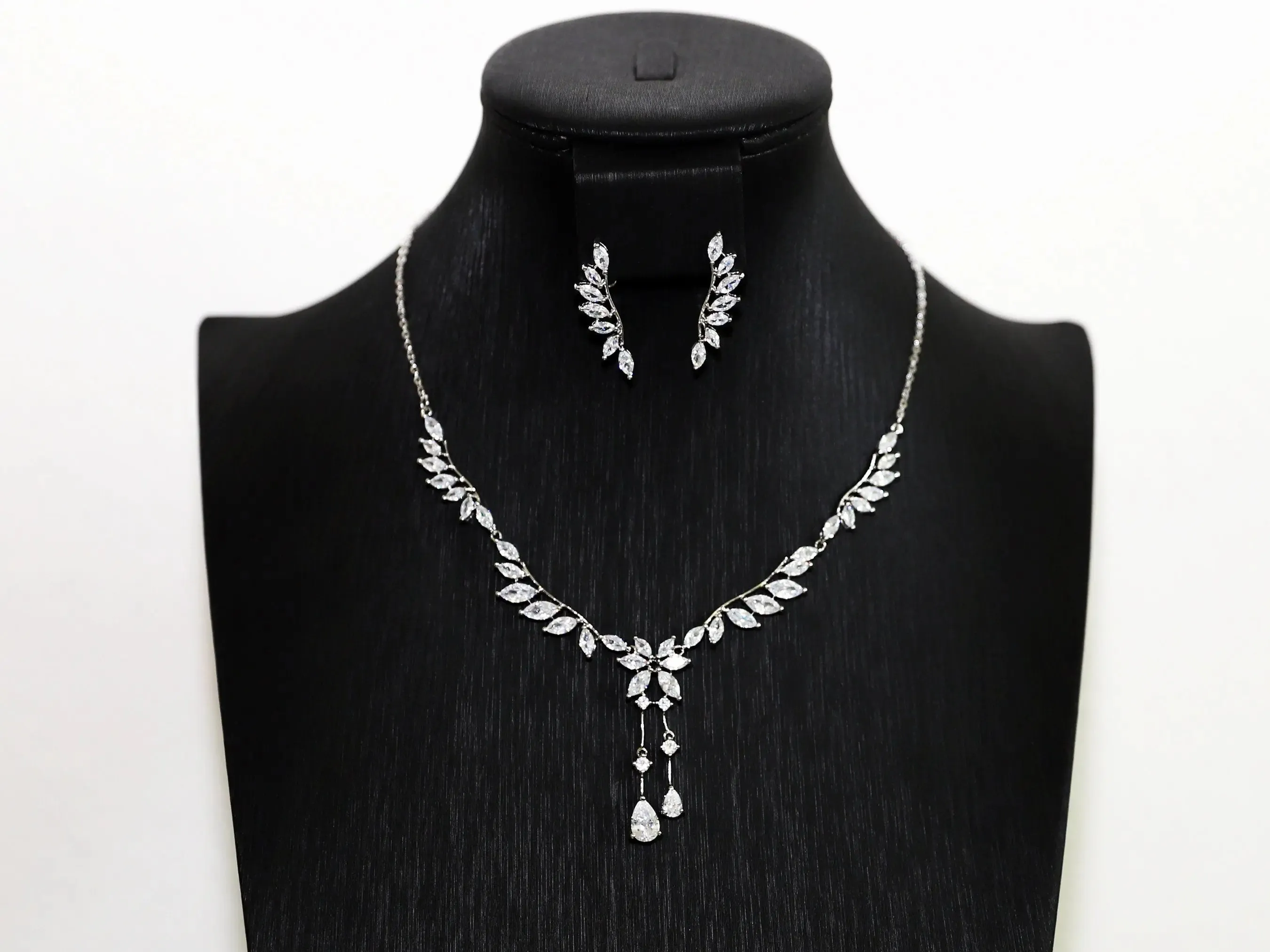 Delightful Silver Angel Wings Necklace and Earring Set - Silver