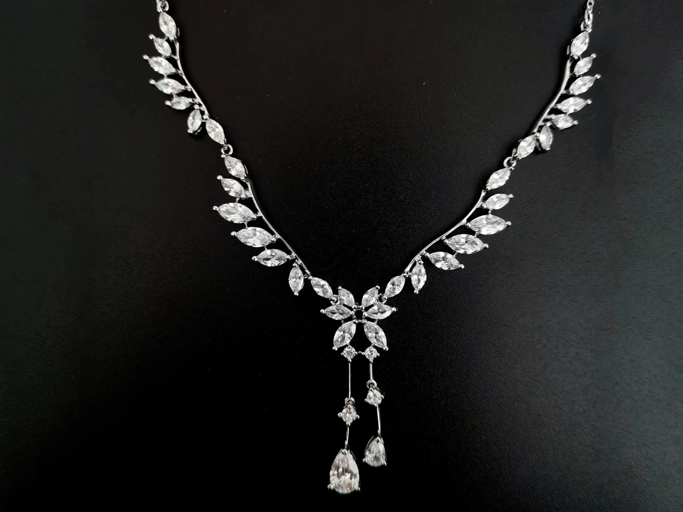 Delightful Silver Angel Wings Necklace and Earring Set - Silver