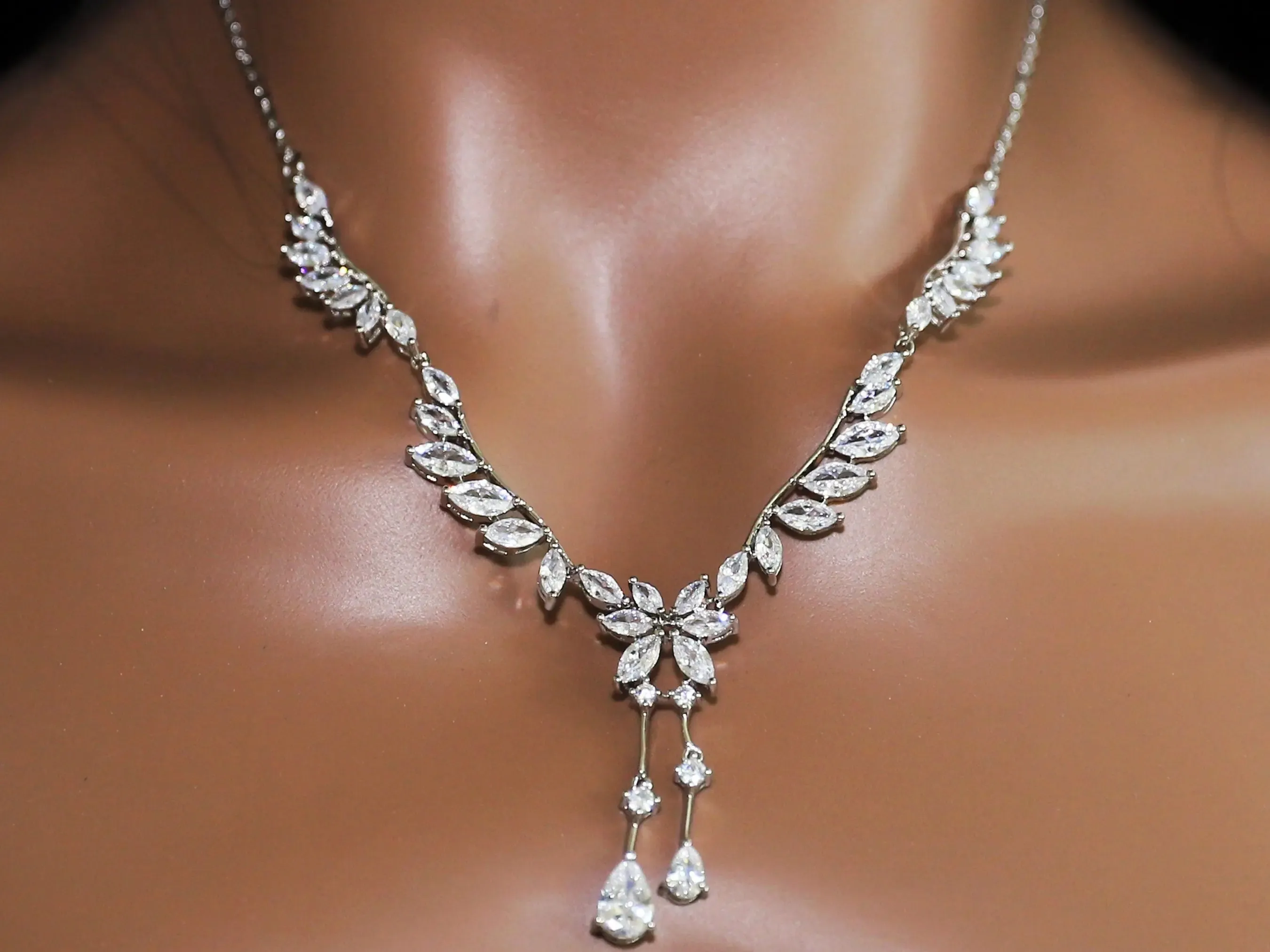 Delightful Silver Angel Wings Necklace and Earring Set - Silver