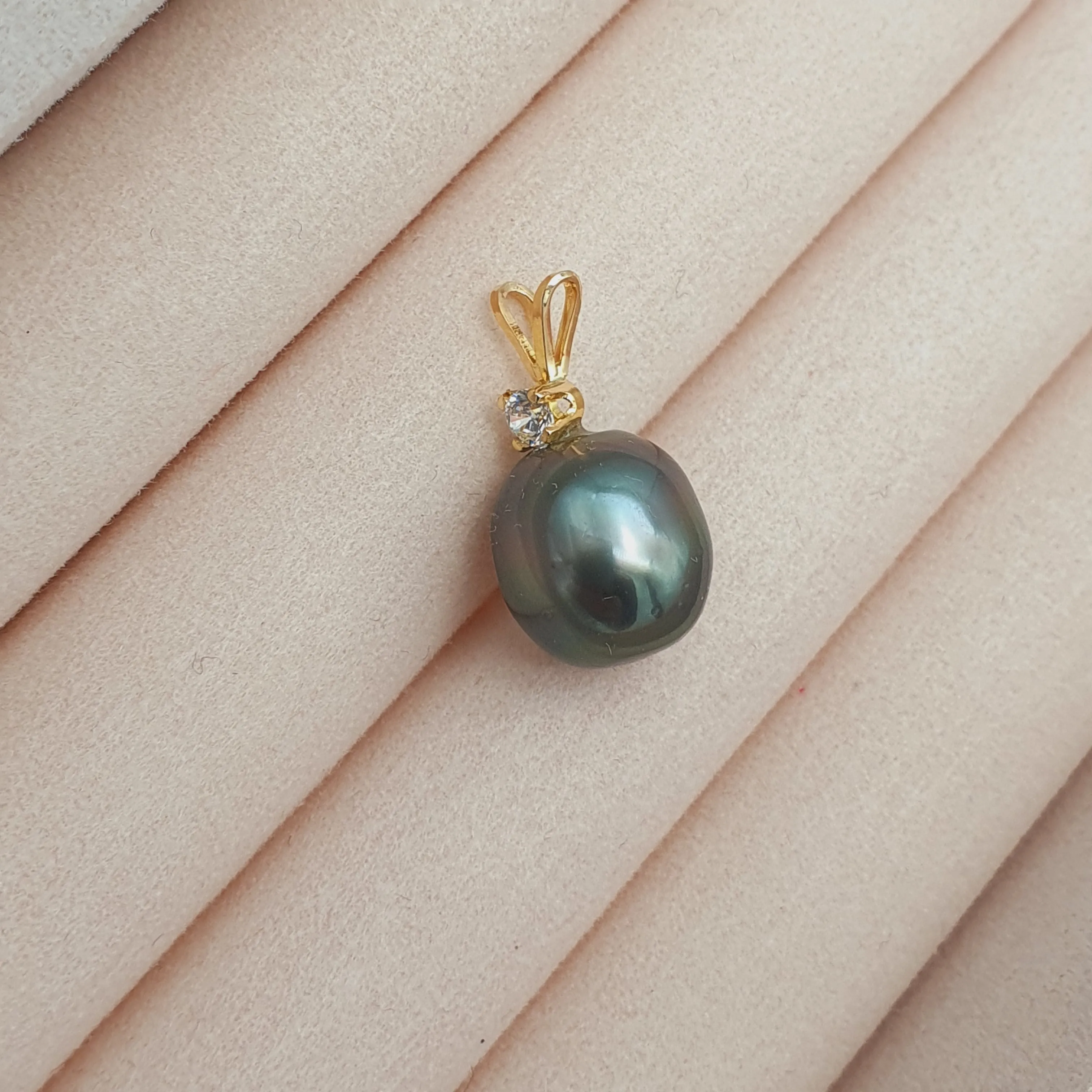 French Tahitian Baroque Pearl, 18k Yellow Gold Jewellery