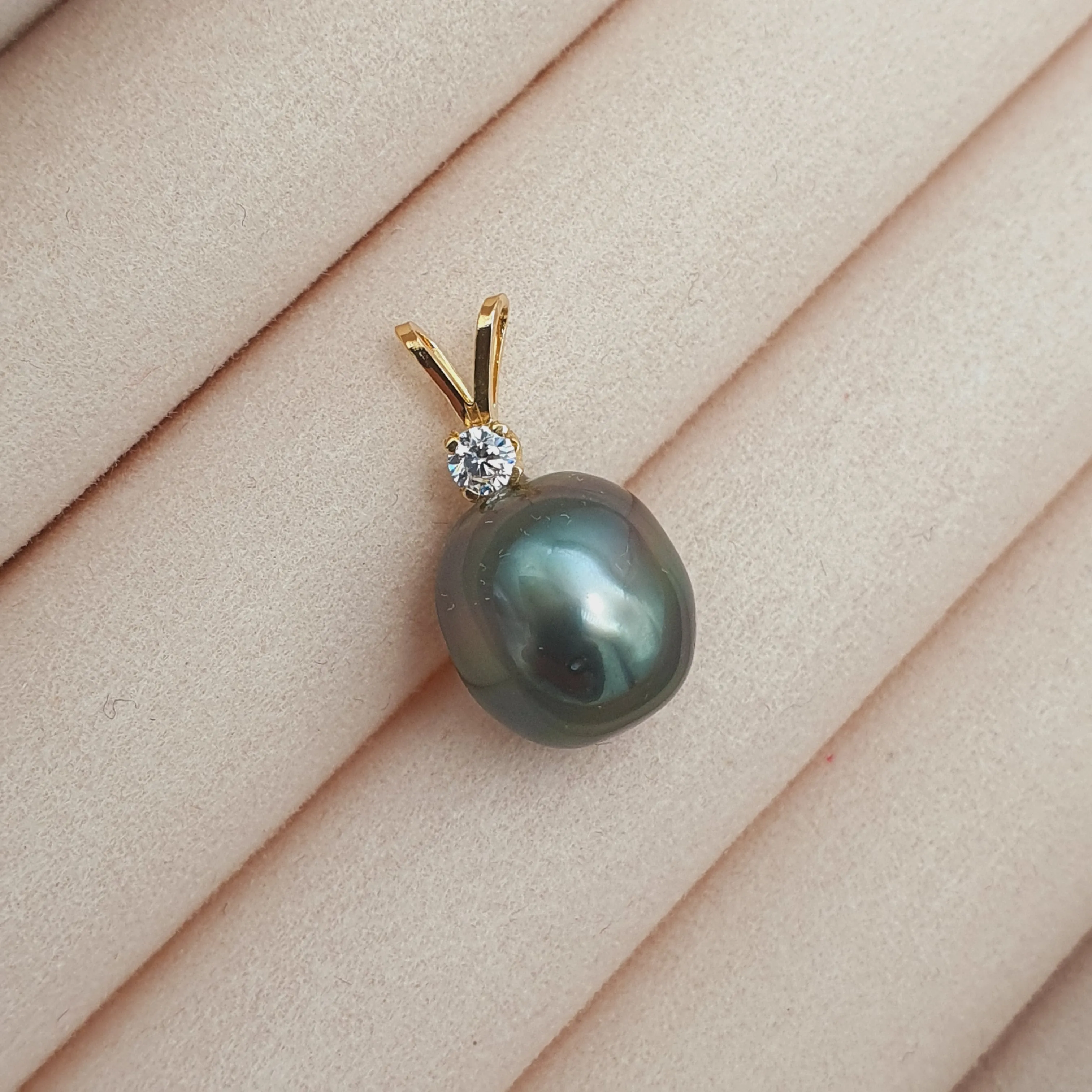 French Tahitian Baroque Pearl, 18k Yellow Gold Jewellery