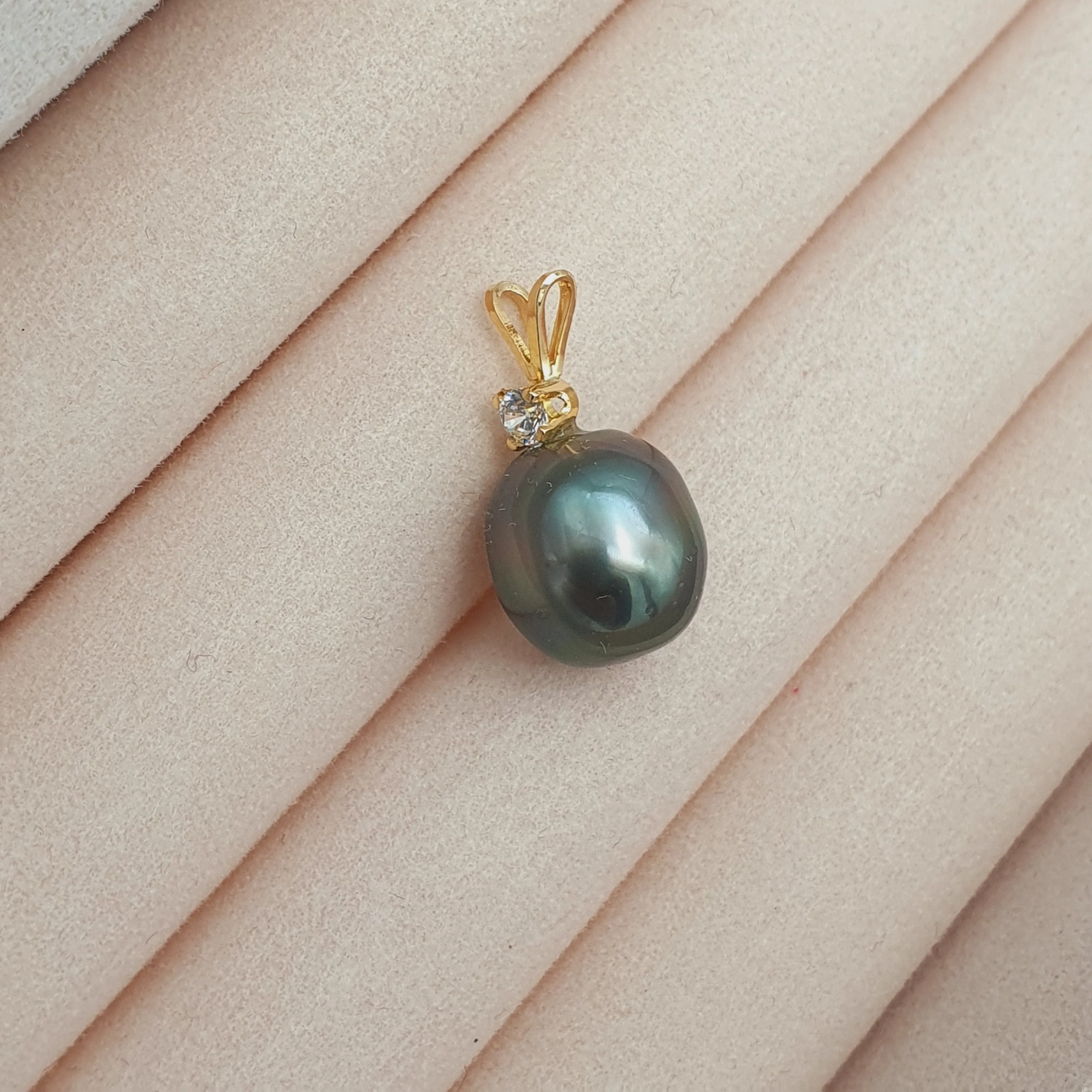 French Tahitian Baroque Pearl, 18k Yellow Gold Jewellery